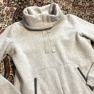 Lululemon Avenue Pullover Sweatshirt Heathered Light Grey /
Soot Light